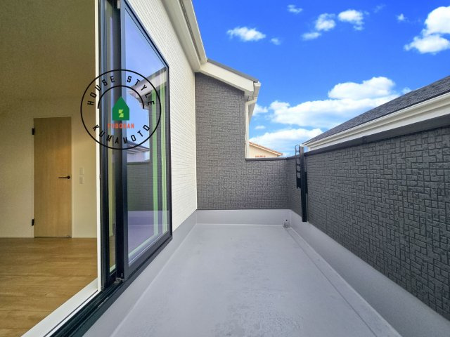 熊本市北区池田3丁目第1₋2棟（1号棟）のバルコニー|風をしっかりと感じられるバルコニーでは、毎日が洗濯日和です。広々としているので洗濯も楽しくなるでしょうし、気分転換にバルコニーからの眺めを楽しむのもいいでしょう。