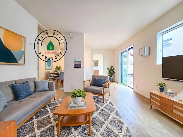 熊本市北区池田3丁目第1₋2棟（1号棟）の居間・リビング|明るく開放的なリビングダイニングは豊かな陽光が注ぎ込み、やすらぎの空間を演出してくれます。ご家族で楽しいひとときをお過ごし下さい。※家具はCGを合成したものです。