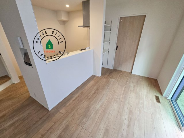 熊本市北区池田3丁目第1₋2棟（1号棟）のダイニング|キッチンから立ち込める香りが今日の料理を期待させます。