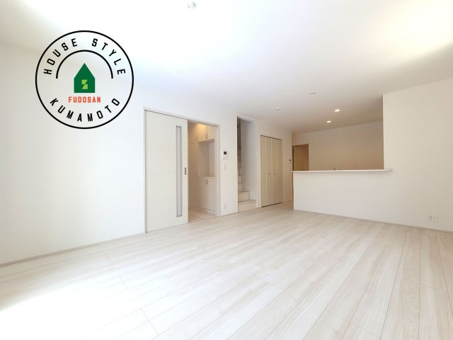 熊本市北区池田3丁目第1₋2棟（1号棟）の内観：施工例|キッチンからリビングをしっかり確認できます。家族の笑顔があふれる空間になりそうですね。