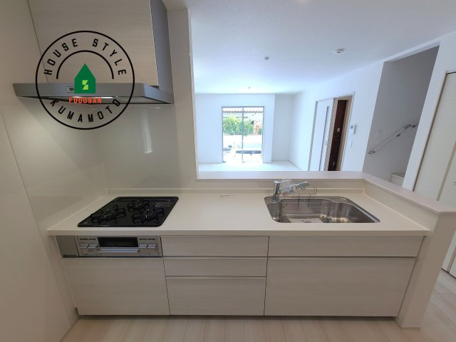 熊本市北区池田3丁目第1₋2棟（1号棟）の内観：施工例|ダイニングテーブルへの配膳がラクラク、お料理はかどるカウンター付きシステムキッチン！