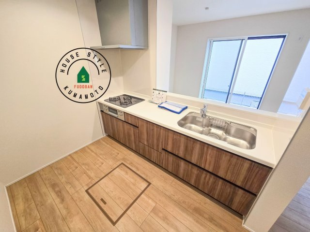 熊本市北区池田3丁目第1₋2棟（1号棟）のキッチン|ダイニングテーブルへの配膳がラクラク、お料理はかどるカウンター付きシステムキッチン！