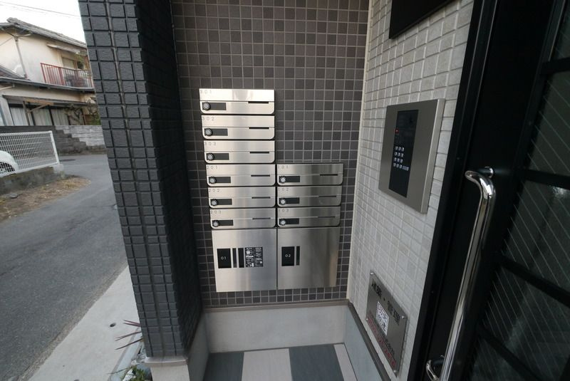 ジリオ鳥栖のエントランス|宅配BOX付きで不在時の荷物の受け取りに便利です☆