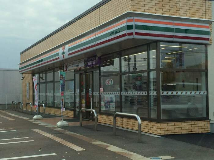 プラム クレインのその他|車で約1分のところにコンビニがあります。その他ヨークタウンや100均もすぐ行けます！