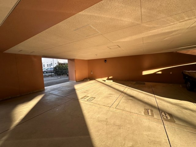 キャッスルコート西新町の駐車場