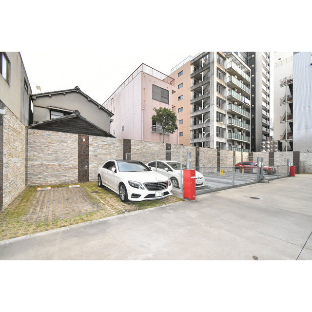 ファーストレジデンス栄の駐車場