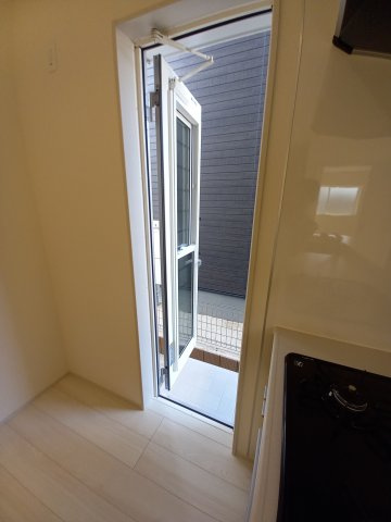 水戸河和田　3期のキッチン|勝手口があり、ゴミ出しやちょっと外に出るのに大変便利です♪