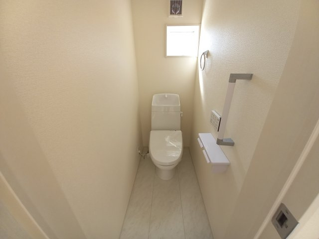 水戸河和田　3期のトイレ|窓付きトイレで換気も完璧！快適なトイレです。