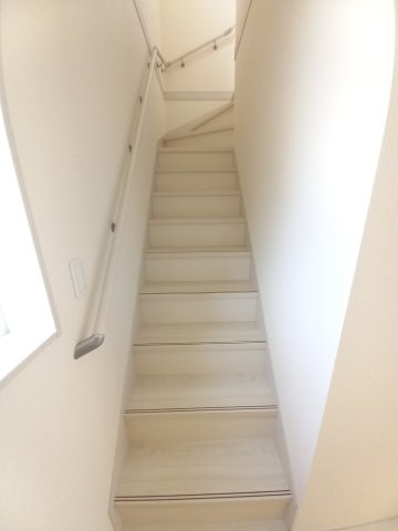 水戸河和田　3期の内装|明るい手すり付きの階段です。