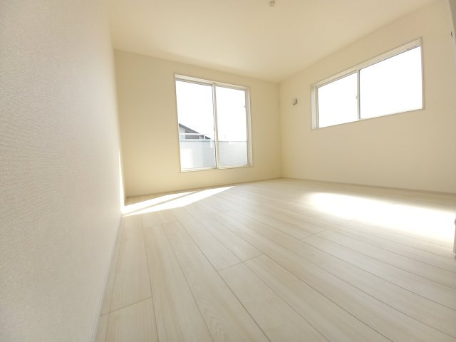 水戸河和田　3期の洋室|バルコニーに面したお部屋は照明を点ける時間が少なくて済むので省エネに繋がります。