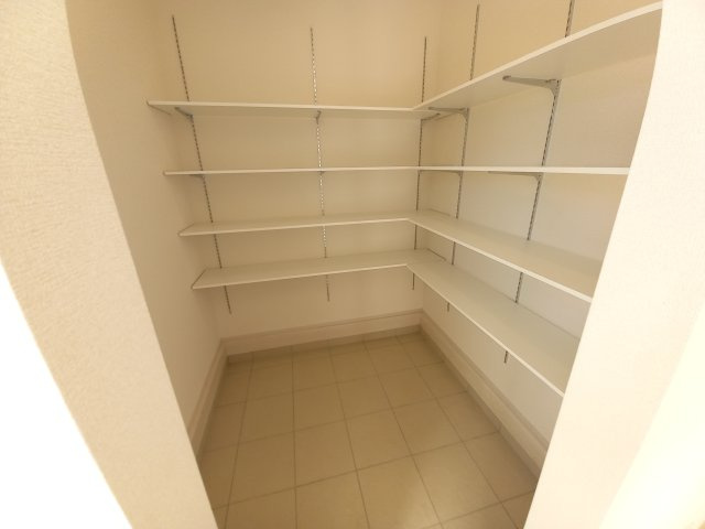 水戸河和田　3期の収納|シューズクローゼット。家族全員の靴やベビーカー、ボールなど遊び道具もしまえて、玄関周りも常にスッキリ