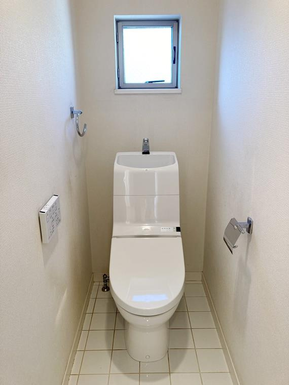 落ち着いた色調のトイレです