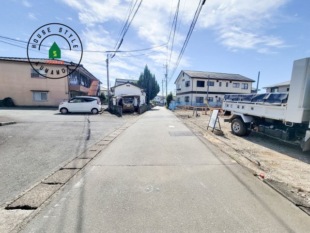 熊本市東区花立6丁目第4-4棟(1号棟)の前面道路含む現地写真|前面道路は閑静な住宅地をはしる車通りの少ない道路。お車の出し入れが苦手なママや小さなお子様にも安心ですね。しっかり舗装もされているので、ベビーカーや自転車で通っても快適に通行できます。