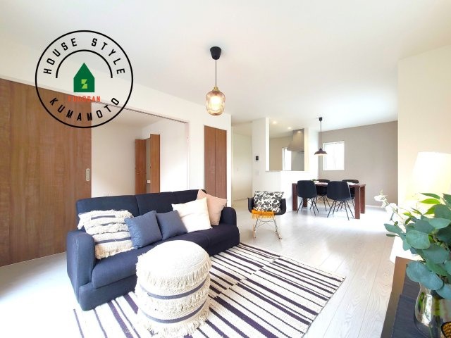 熊本市東区花立6丁目第4-4棟(3号棟)の内観：施工例|ご家族を近くに感じられる対面キッチンのLDK。会話もはずみそうですね。