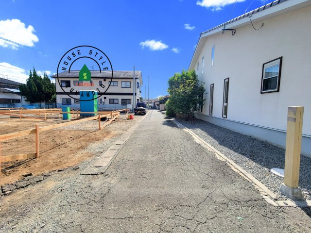 熊本市東区花立6丁目第4-4棟(4号棟)の前面道路含む現地写真|前面道路は閑静な住宅地をはしる車通りの少ない道路。お車の出し入れが苦手なママや小さなお子様にも安心ですね。しっかり舗装もされているので、ベビーカーや自転車で通っても快適に通行できます。