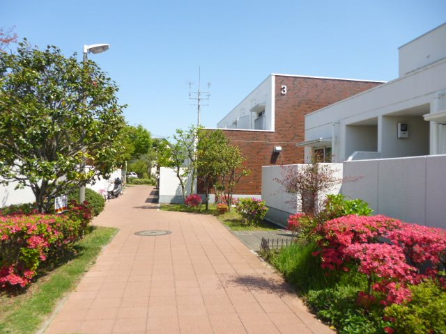 緑の豊かな敷地内の風景