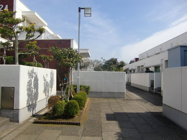 緑の豊かな敷地内の風景