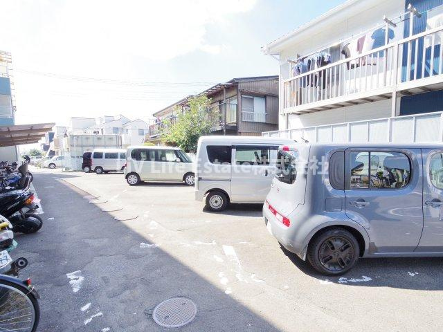 東久留米市八幡町３丁目の賃貸マンションの駐車場