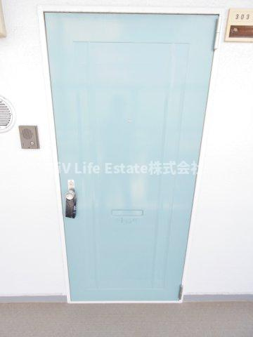 東久留米市八幡町３丁目の賃貸マンションの玄関