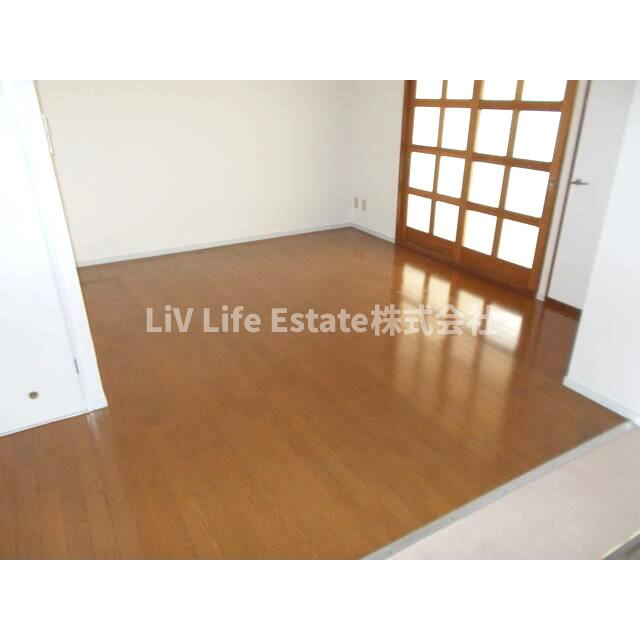 東久留米市八幡町３丁目の賃貸マンションの居間・リビング