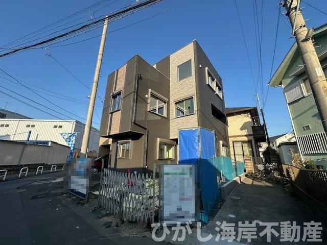 茅ヶ崎市萩園　新築戸建の前面道路含む現地写真|1月16日撮影　外構工事中　現地外観