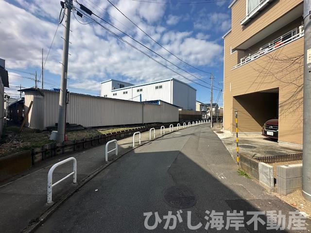 茅ヶ崎市萩園　新築戸建の前面道路含む現地写真|3月15日撮影　外構工事中　現地外観
