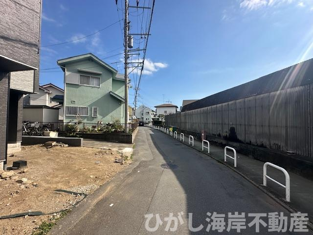 茅ヶ崎市萩園　新築戸建の前面道路含む現地写真|3月15日撮影　外構工事中　現地外観