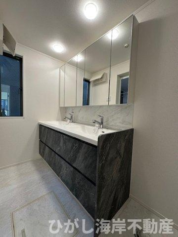 茅ヶ崎市萩園　新築戸建の独立洗面台|三面鏡化粧台