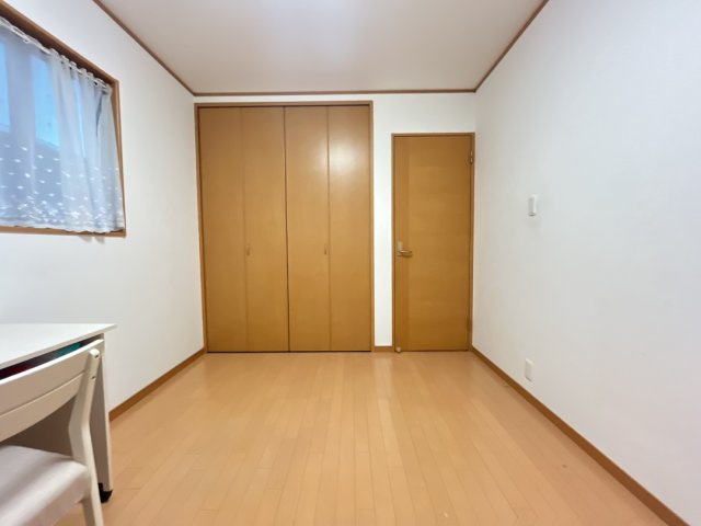 大津市松が丘２丁目 中古戸建の洋室|2階6帖の洋室です（西側）