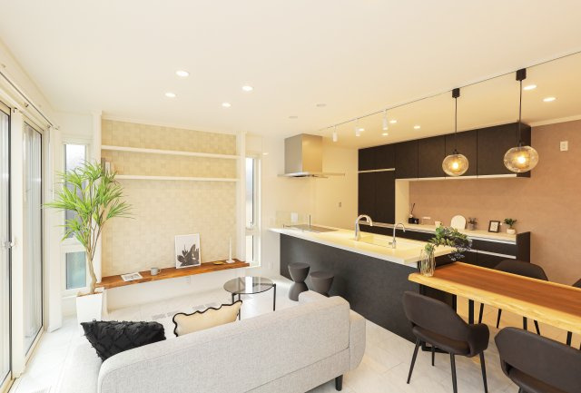 大津市松が丘２丁目 中古戸建の居間・リビング|COLORS工務店施工事例です。松が丘の物件をリノベーションしませんか。