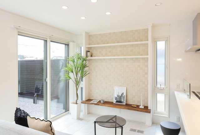 大津市松が丘２丁目 中古戸建の内装|TVボードに天然木をつけること可能です！