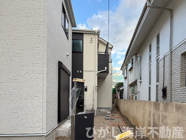 茅ヶ崎市東海岸南4丁目　新築戸建　全５棟の前面道路含む現地写真|12月5日撮影　外構工事中　現地外観