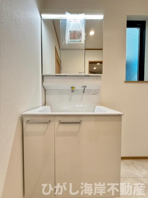茅ヶ崎市東海岸南4丁目　新築戸建　全５棟の独立洗面台|三面鏡化粧台