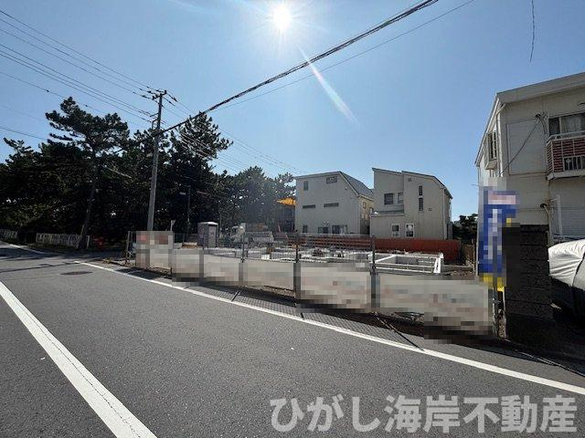 茅ヶ崎市浜須賀　新築戸建　全２棟の前面道路含む現地写真|9月18日撮影　建築中　現地外観