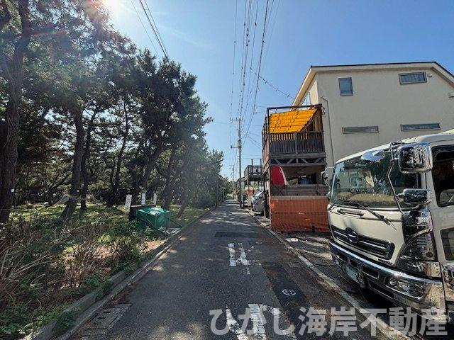 茅ヶ崎市浜須賀　新築戸建　全２棟の前面道路含む現地写真|9月18日撮影　建築中　現地外観