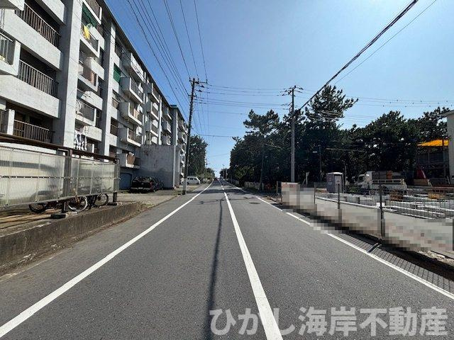 茅ヶ崎市浜須賀　新築戸建　全２棟の前面道路含む現地写真|9月18日撮影　建築中　現地外観