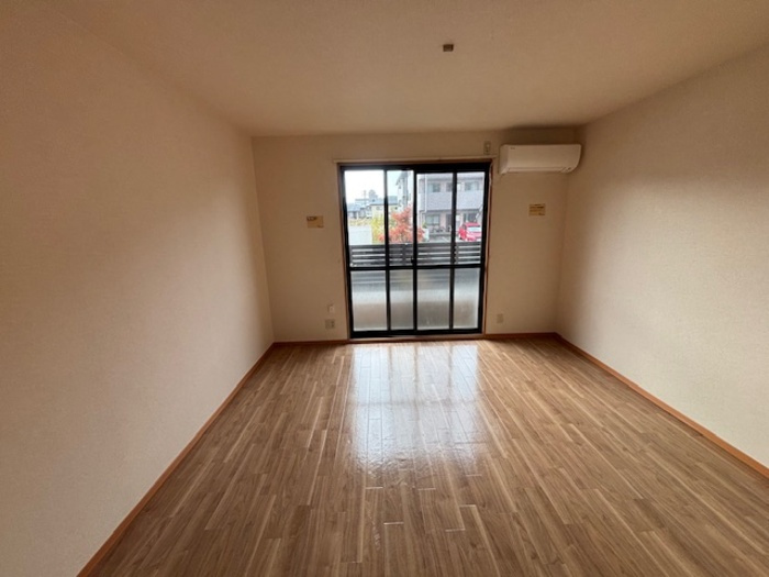 マーサ・ジュネスの寝室|風通しも良い寝室です☆