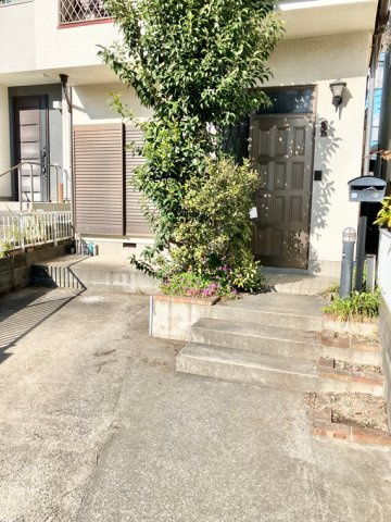 戸塚町戸建のエントランス