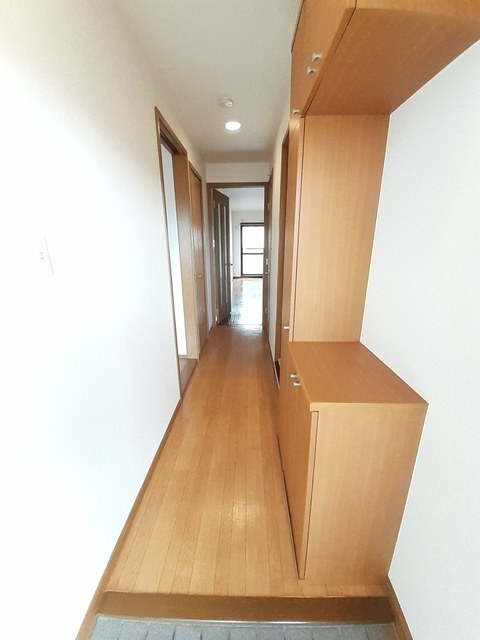 アヴェニ－ルの玄関