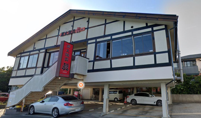 炭火焼肉眞 徒歩7分。 560m