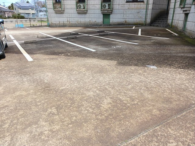 ツインパレスさくら台Ｎｏｒｔｈの駐車場|駐車場があるので、車を買う予定の方も安心です