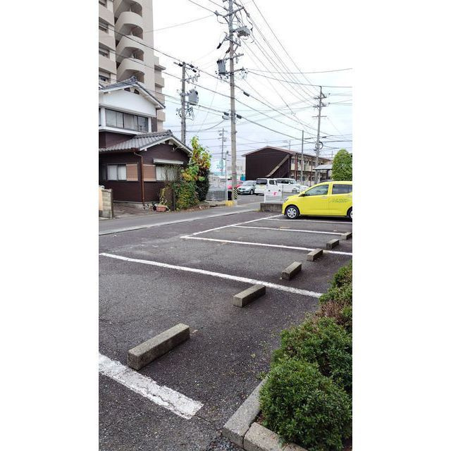 ハイツ林の駐車場