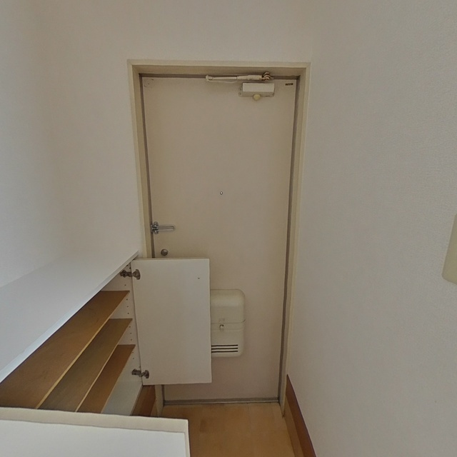 ハイツ林の玄関