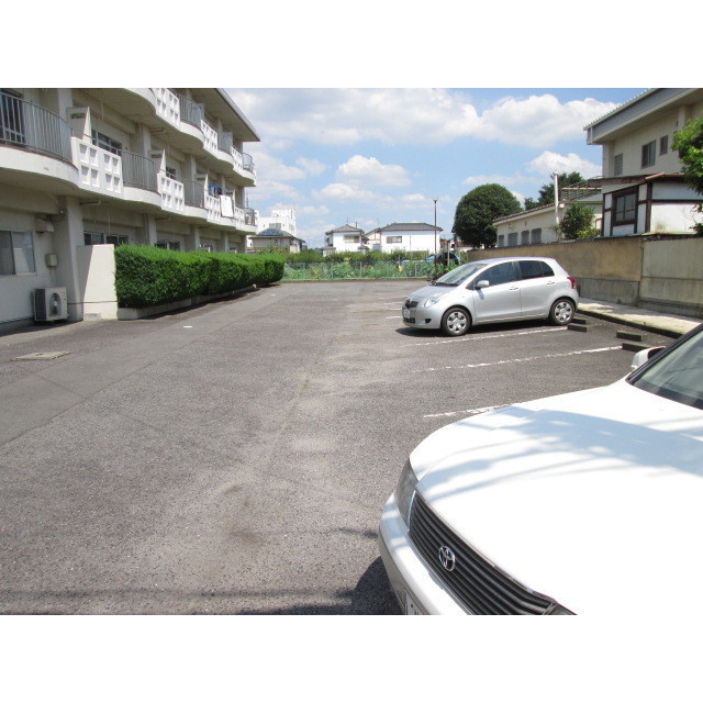 羽島郡笠松町北及のアパートの駐車場