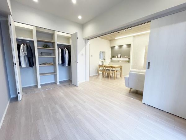 【洋室】 | 藤和上北沢ホームズ | スライドウォールを開放すると広々お使いいただけます♪