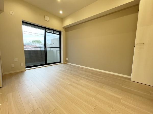 藤和上北沢ホームズの洋室|心地よい日差しと風が気持ちの良い居室には収納もたっぷりです♪