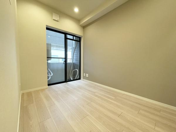 藤和上北沢ホームズの洋室|白とナチュラルの落ち着いたカラーセレクトです
