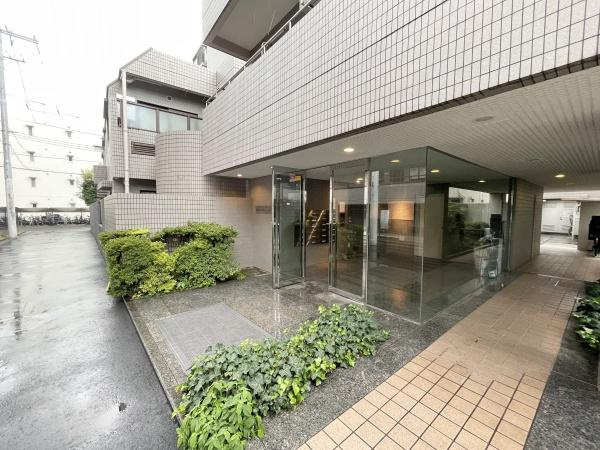 藤和上北沢ホームズのエントランス|明るい印象のエントランスが皆様を迎え入れます。管理体制がしっかりしていることがうかがえる綺麗なエントランスです。