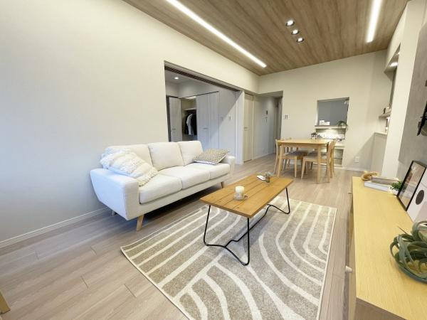 藤和上北沢ホームズの居間・リビング|みんなが集うLDKはあたたかい日差しが入り込み、自然と楽しい会話が弾む幸せな空間に

