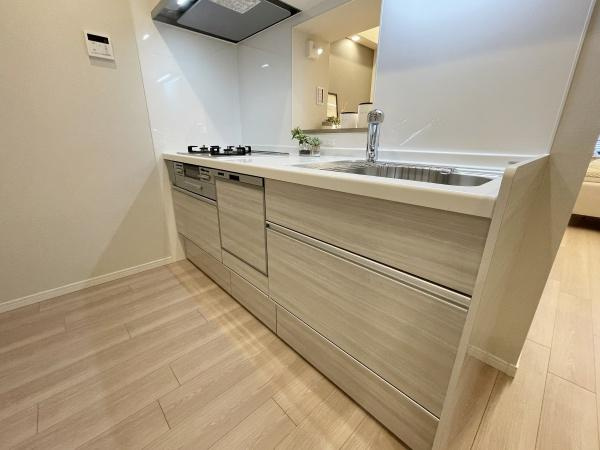 藤和上北沢ホームズのキッチン|キッチンスペースは広々しており、調理の効率が上がる３口コンロに、食洗器もついており、家事もはかどります♪